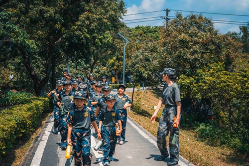 军事化夏令营公司广州，广州10岁未成年人7天黄埔军事化暑假夏令营特训案例