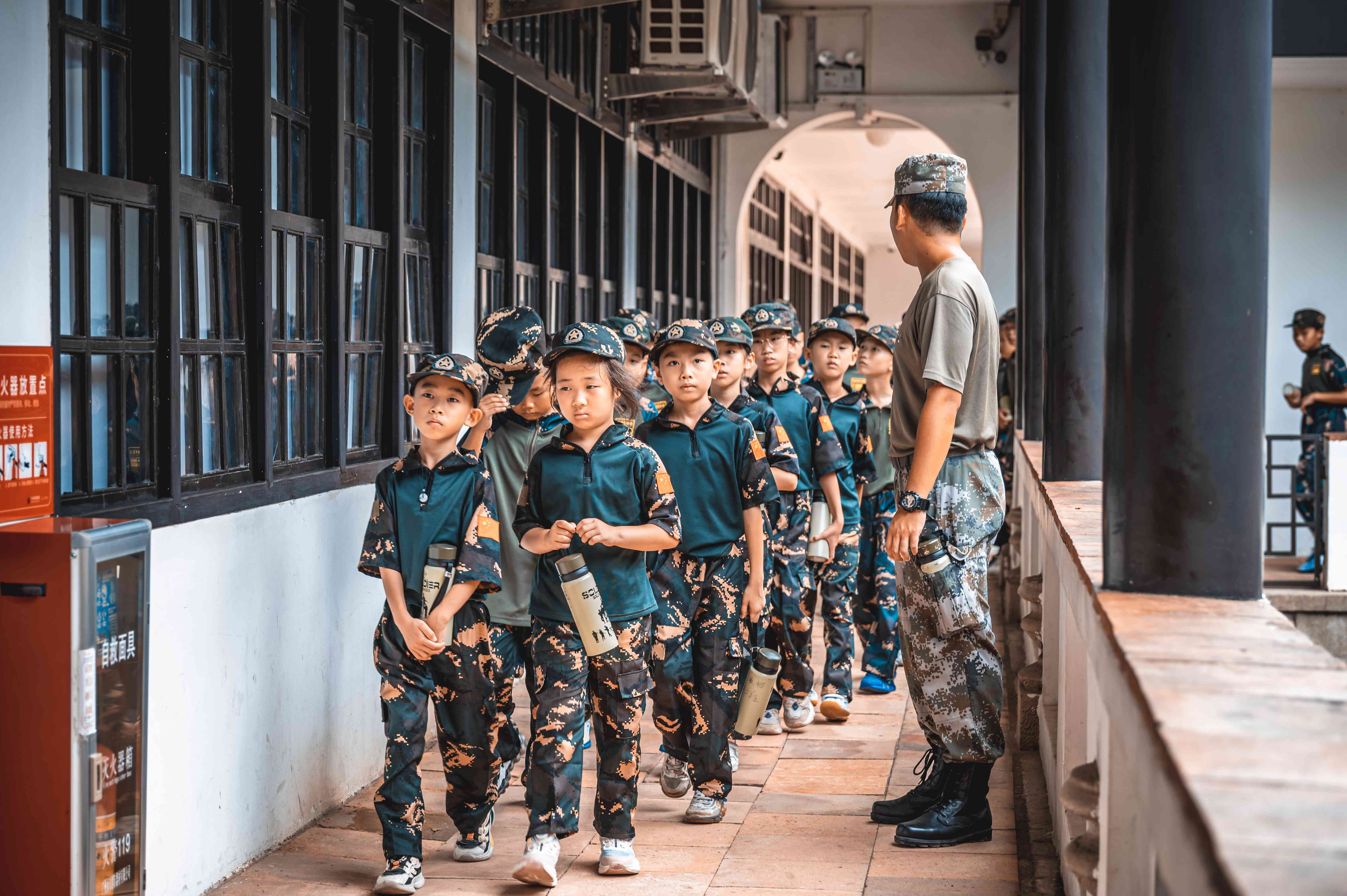 夏令营军事培训基地课程，广州15岁孩子黄埔军事夏令营培训案例