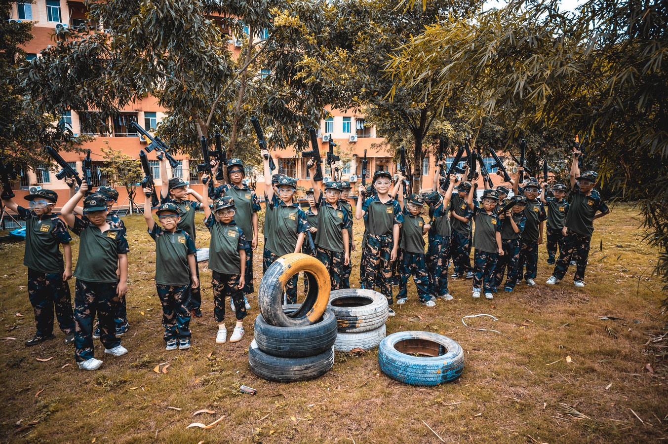 东莞市暑假少年军事夏令营，少年军事夏令营研学拓展案例