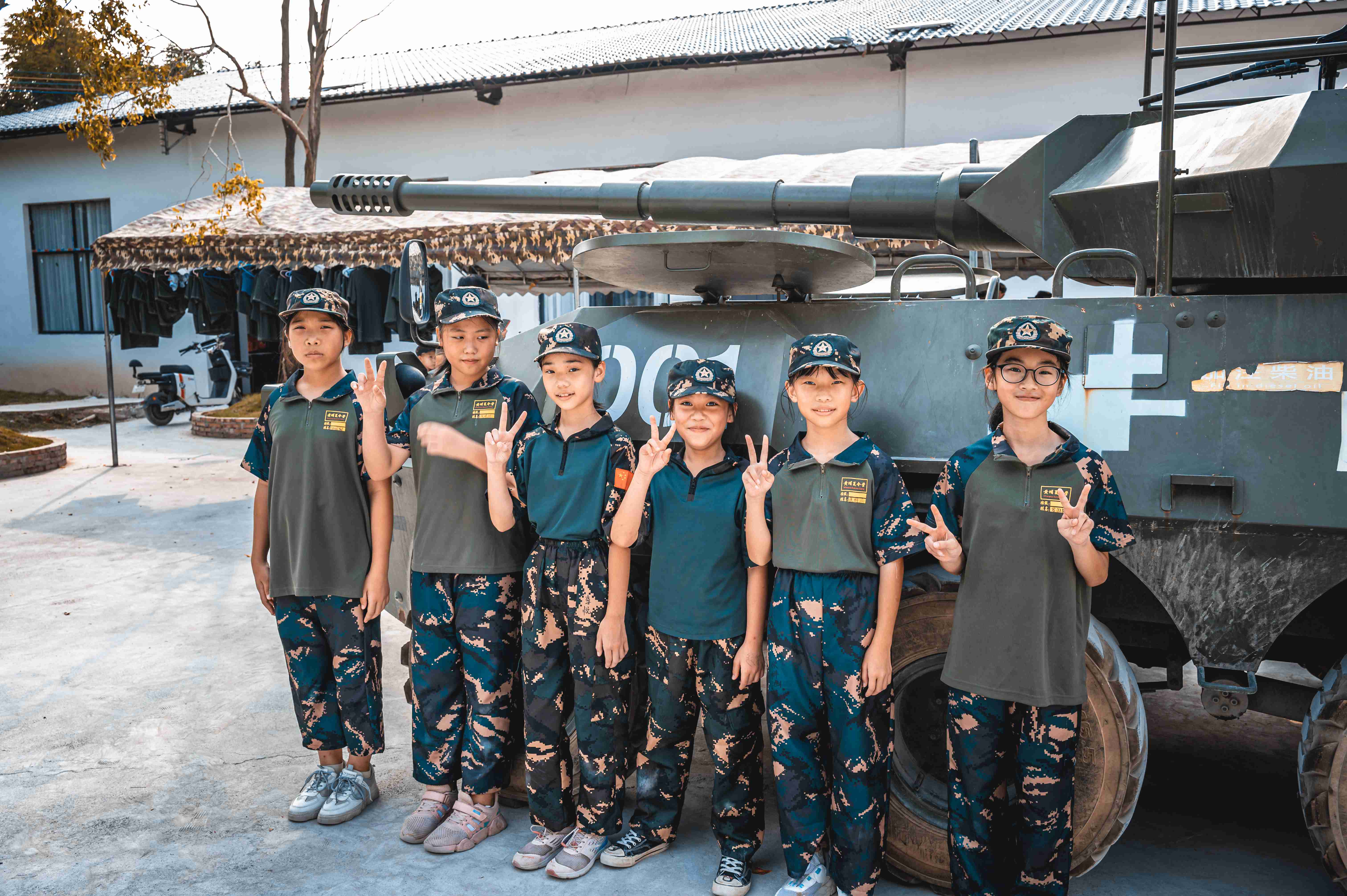 少年军事夏令营视频，中山市13岁少年军事夏令营研学拓展案例